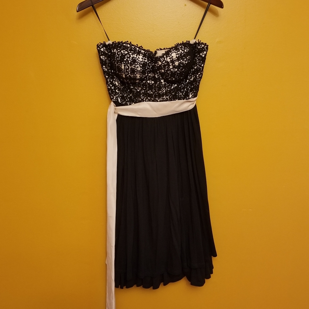 Strapless black crocheted bodice dress - Picture 2 of 4